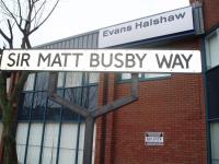 En bermt vej i Manchester. Evans Halshaw slger Ford. A famous street. Evans Halshaw sells Ford cars.