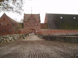 Indkrsel til Skafgrd beliggende ca. 4 km. fra Mrke. Grden blev bygget 1579-1582.
