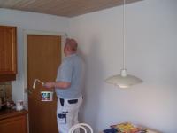 frste omgang maling pfres. first painting being applied. peter needs no ladder.