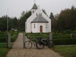 den knne brsmose kirke ikke langt fra vejers i det sydvestlige jylland. bemrk vores cykler, som var ganske udmattede af den hrde modvind.